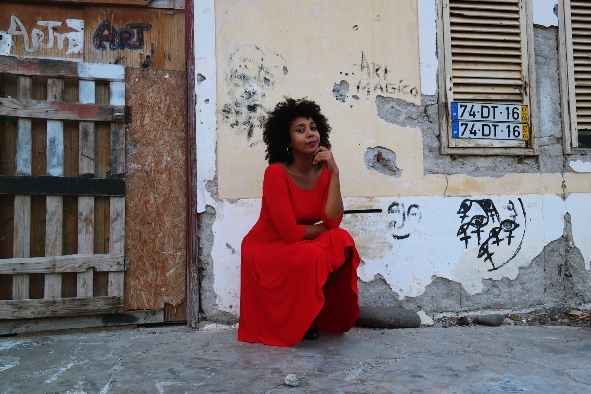 Nasza rękodzielniczka z Cabo Verde, Mircia, też pokochała sukienkę Swing Red.